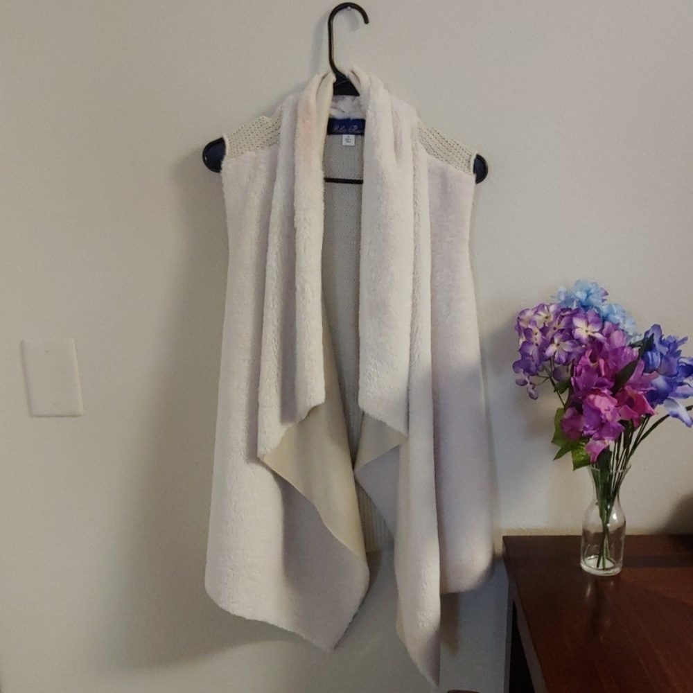 HUGE SALE🎉Francesca's Sleveless Cardigan